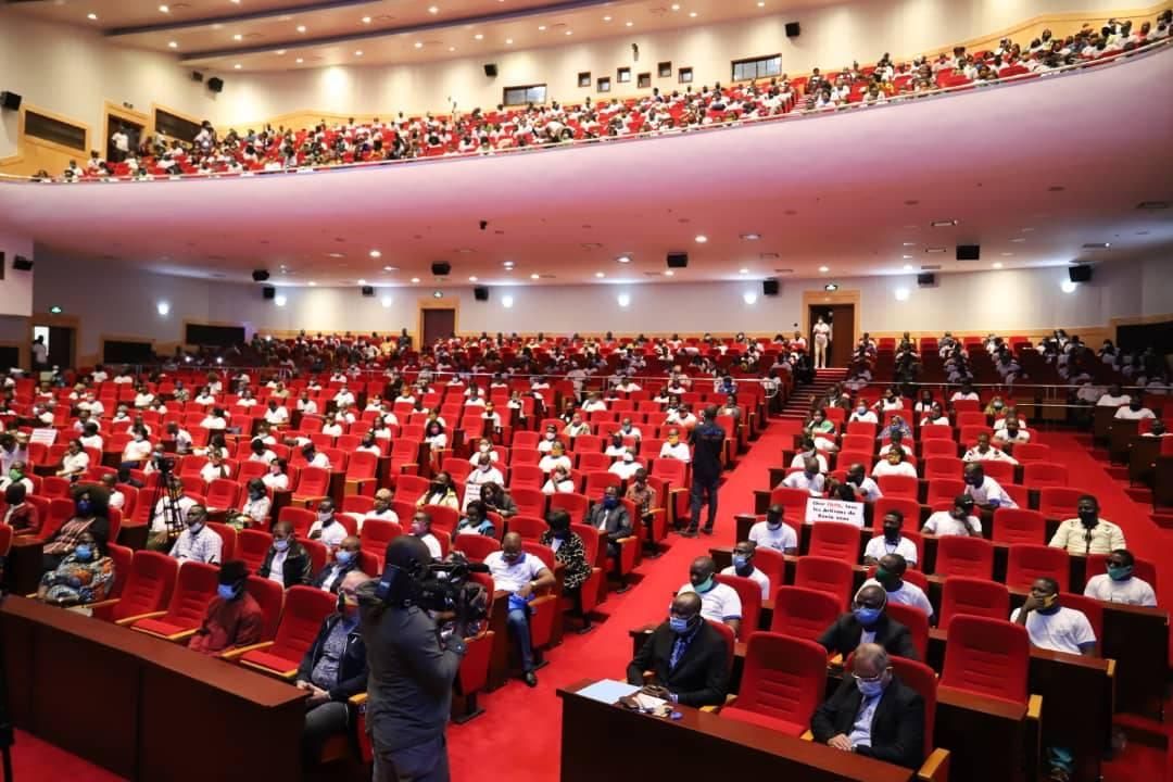 Grande salle remplie de participants pendant une cérémonie officielle