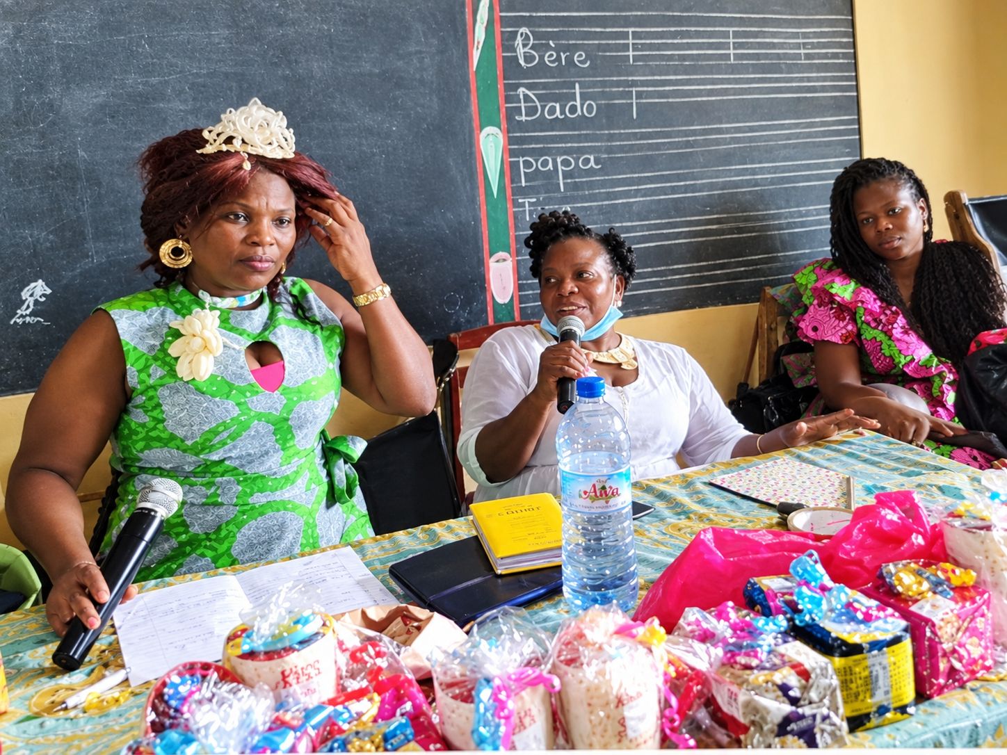 Cérémonie de remise de cadeaux en classe