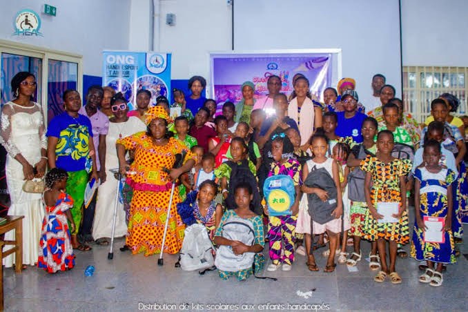 Enfants, parents et membres de l'ONG réunis pour la photo de groupe