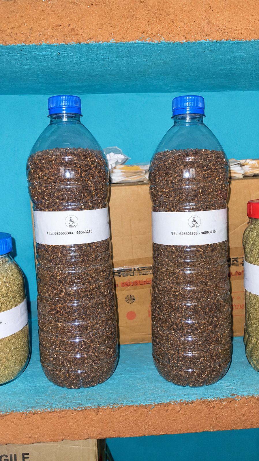 Bouteilles de waxa-waxa étiquetées HEA