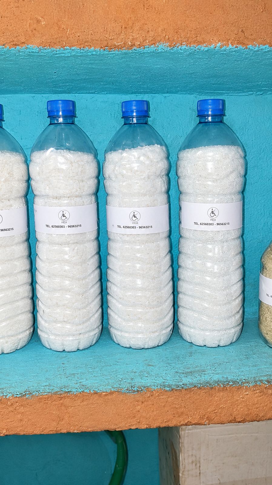 Bouteilles d'aklui étiquetées HEA