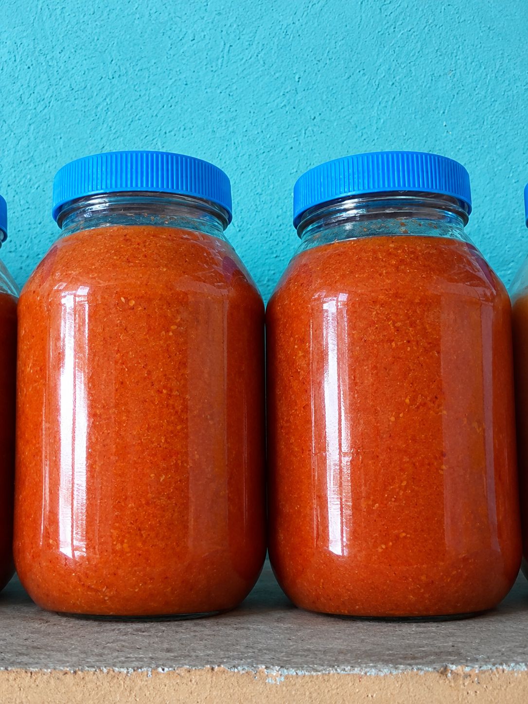 Deux bocaux de tomate en conserve étiquetés HEA
